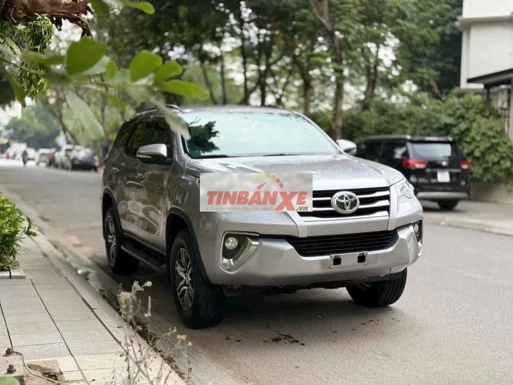 Toyota Fortuner 2.4G 4x2 MT 2019 Màu Bạc 110000 Km