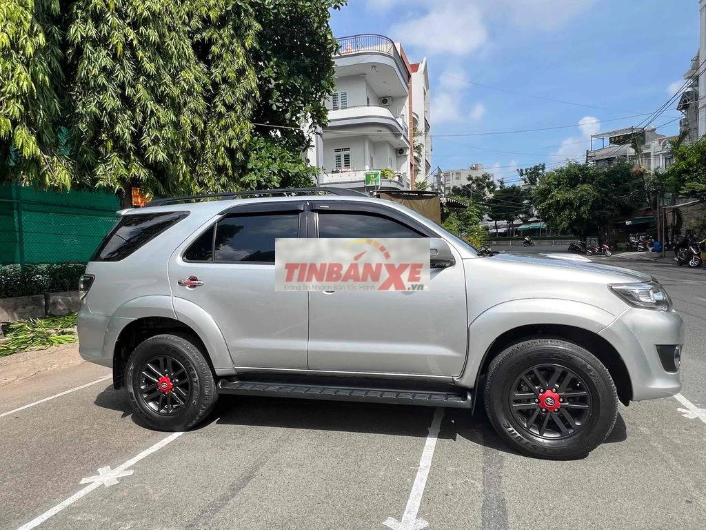Toyota Fortuner 2016 8 chỗ Bạc