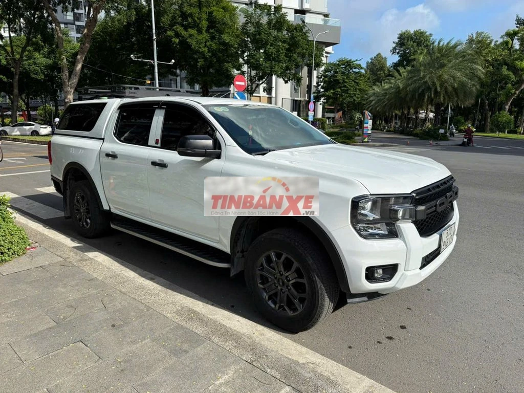 Hàng hiếm Ford Ranger 2023 màu trắng, số sàn 4x4