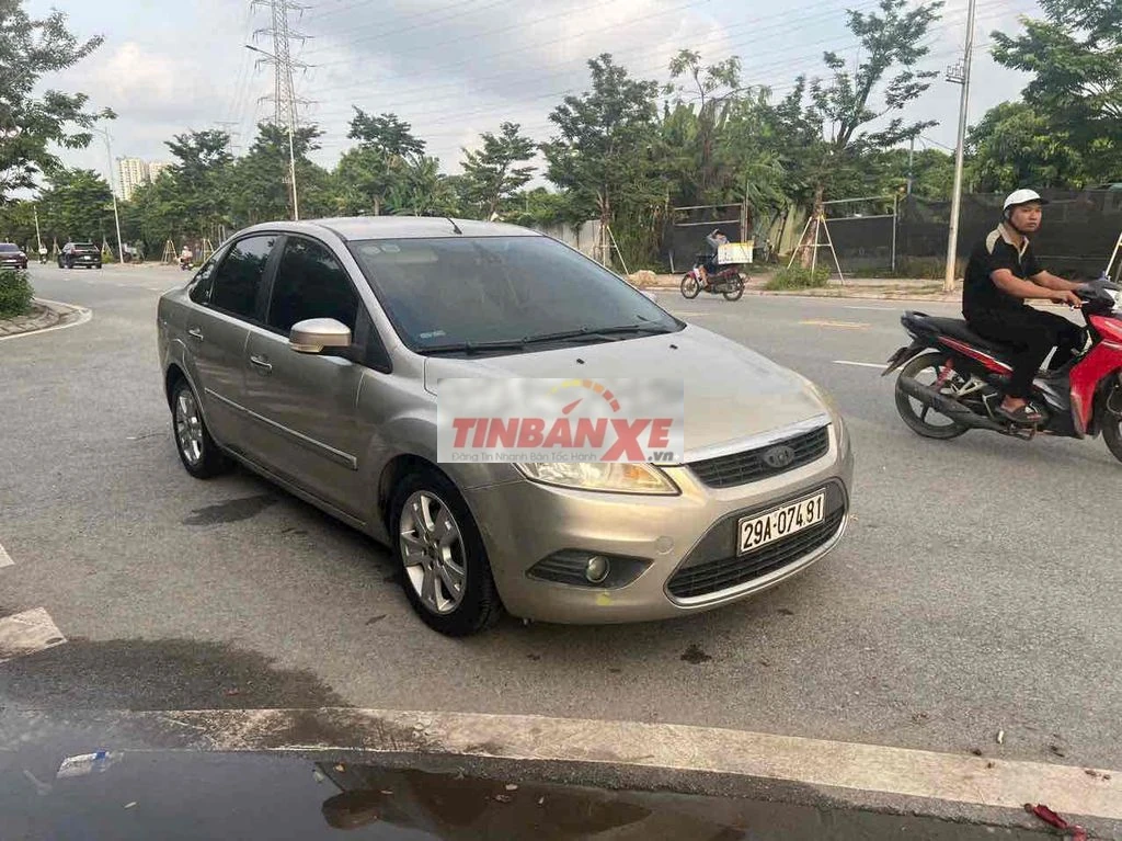 Ford Focus Sedan 2010 Vàng cát Tự động