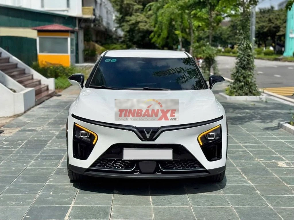 VinFast VF7 Eco 2025 Trắng 1 vạn 8