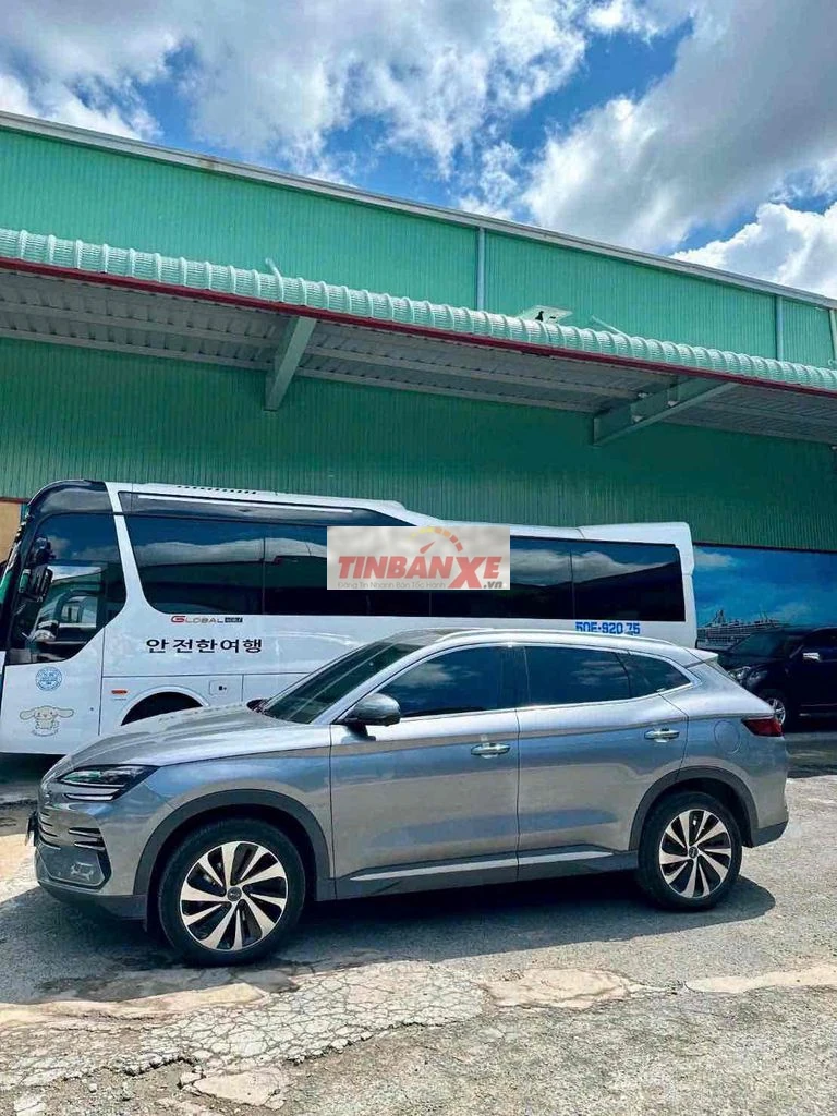 BYD Sealion 6 dynamic SUV plug-in hybrid