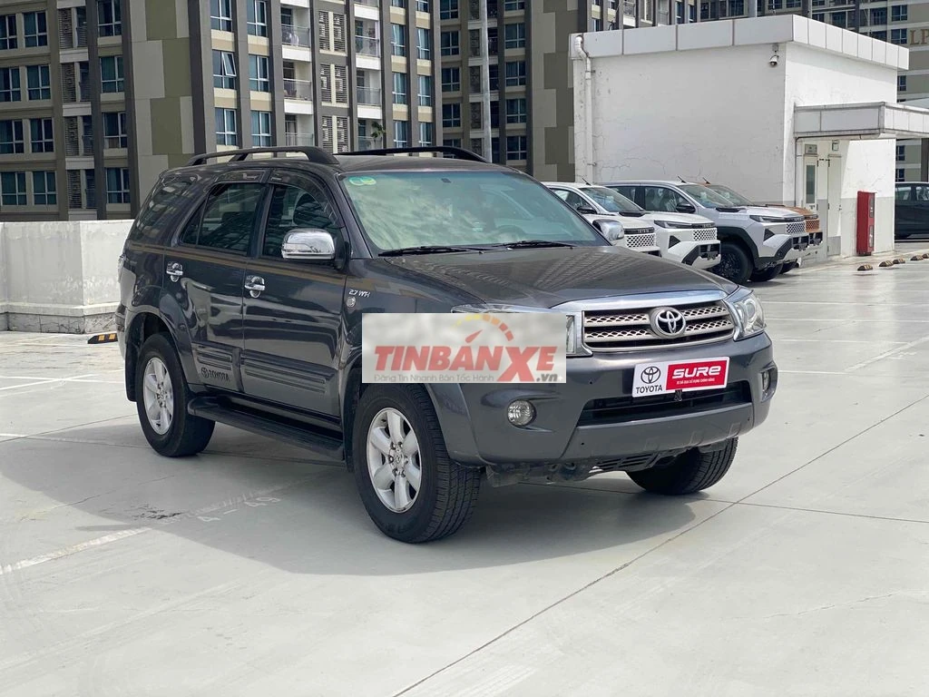 Toyota Fortuner 2011 2.7V 4x4 AT Xám