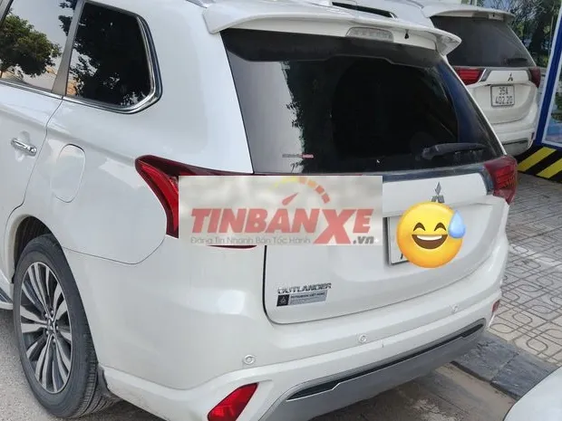 Mitsubishi Outlander Premium 2022 Trắng 7 chỗ