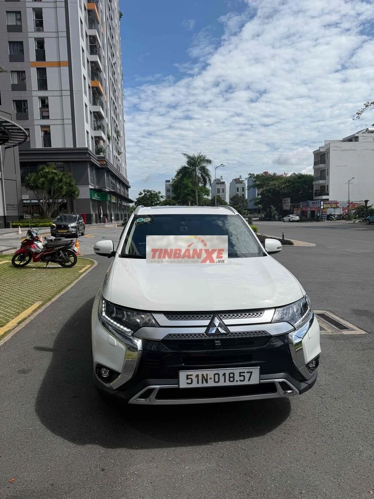 Mitsubishi Outlander 2.0 Primeum Trắng Số tự động