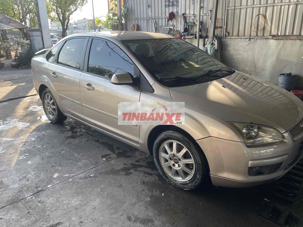 Ford Focus 5 chỗ màu Vàng cát