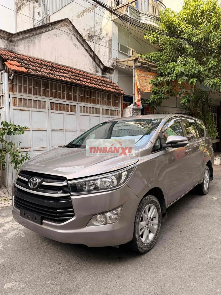 Toyota Innova 7 chỗ màu Nâu
