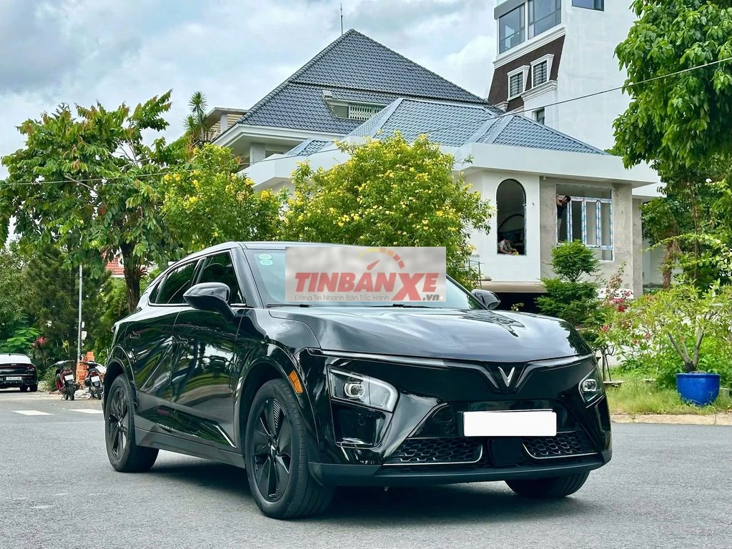 Vinfast VF7 eco 2025 pin mua gia đình sạc miễn phí