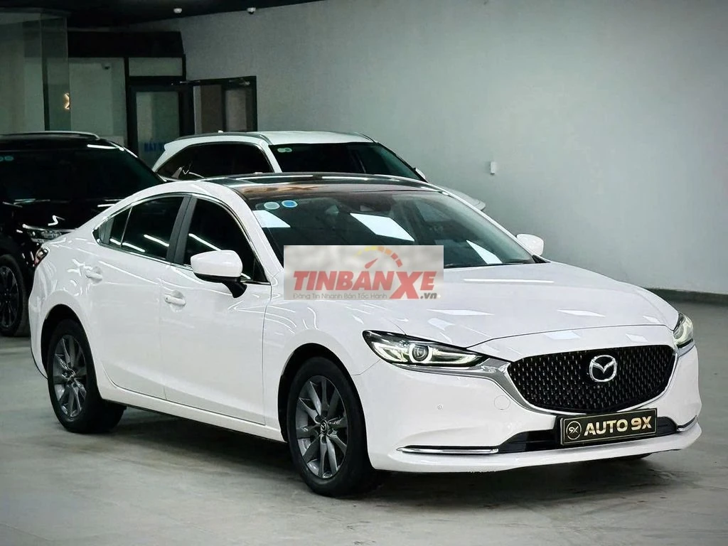 Mazda 6 2.0AT Premium 2023 Trắng 26.000 km