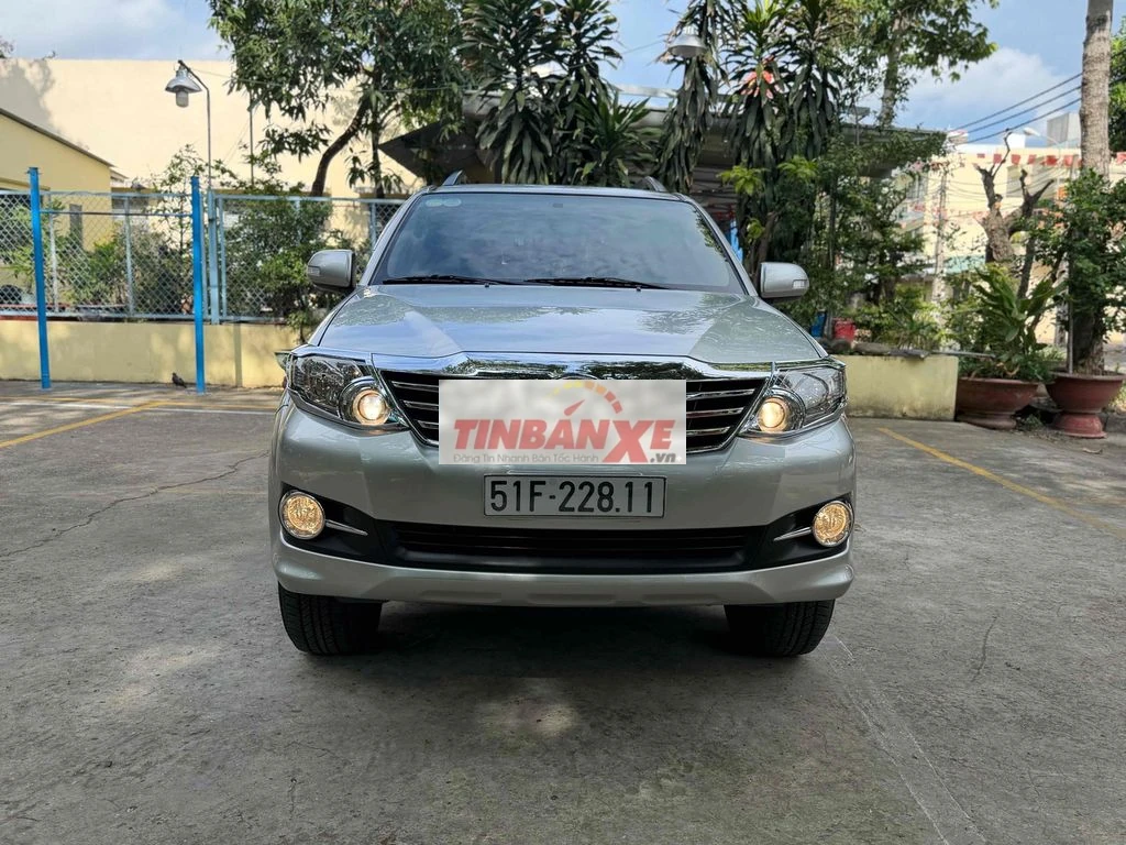 Toyota Fortuner 2015 Tự động Bạc 57000 km