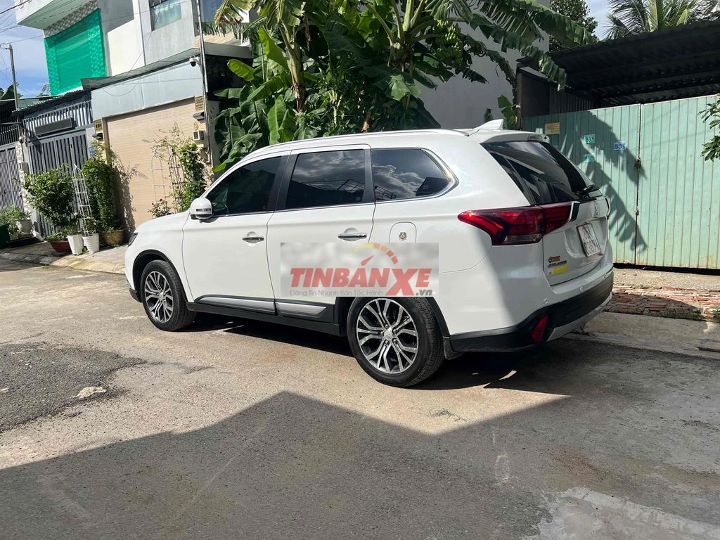 Mitsubishi Outlander 7 chỗ số tự động xăng Trắng