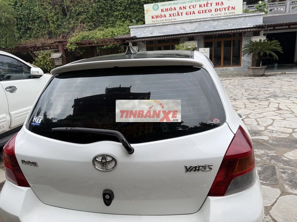 Toyota Yaris Hatchback 2007 Trắng 12 vạn km