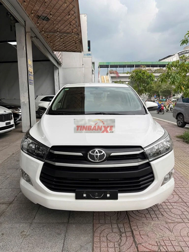 Toyota Innova 2.0E Số sàn Trắng