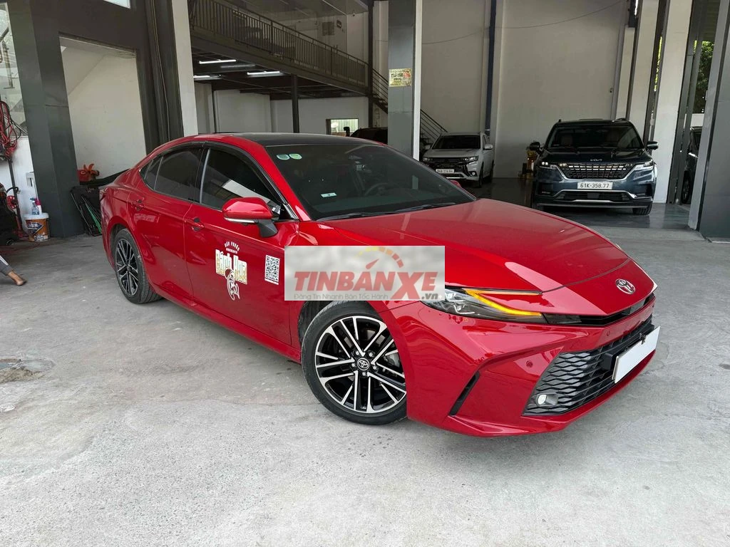 Toyota Camry 2.5Q HEV TOP 2025 lướt giá còn bớt