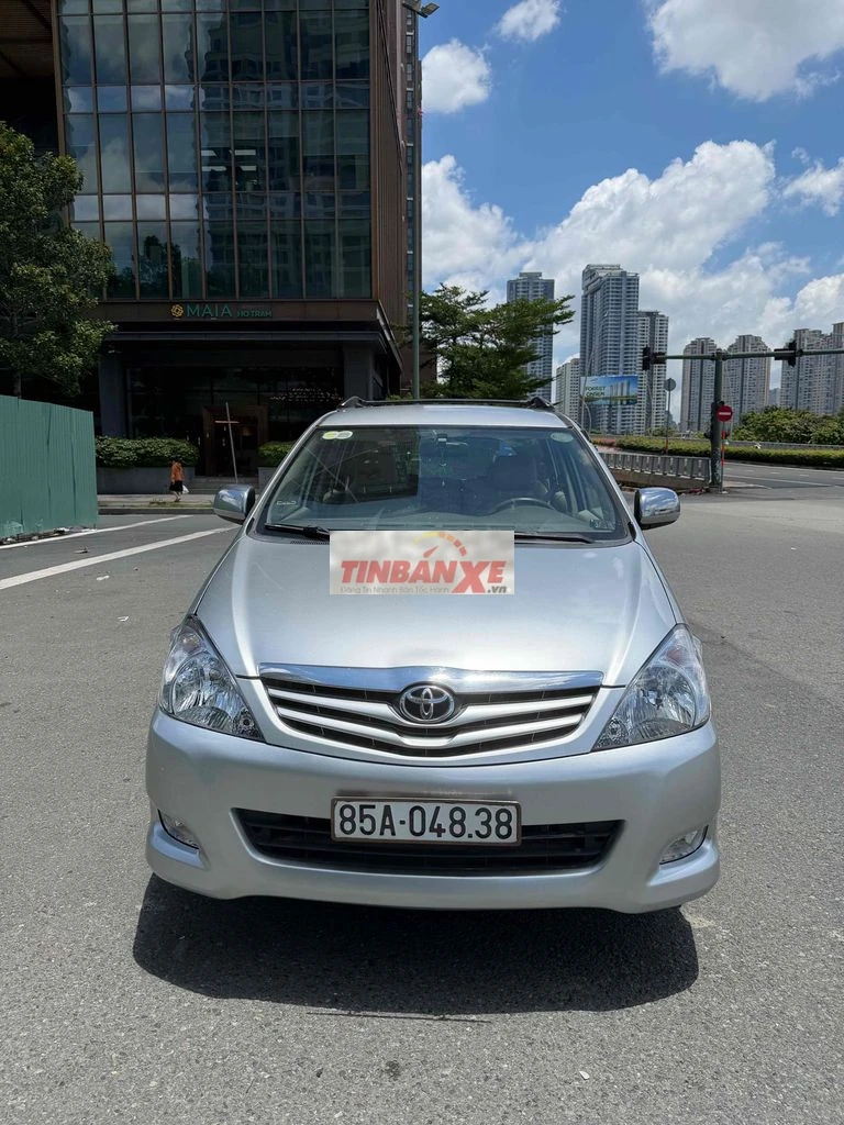 Toyota Innova 2.0G 2010 Số sàn Bạc