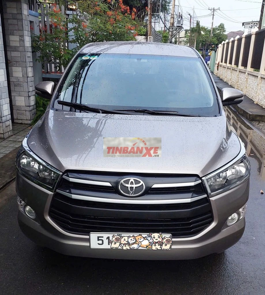 Cần bán xe Innova E sản xuất 2019 nâu đồng ánh kim