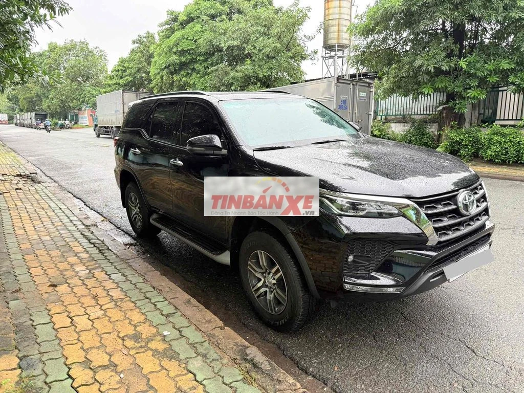 Toyota Fortuner 2023 1 cầu Đen 5.000 km