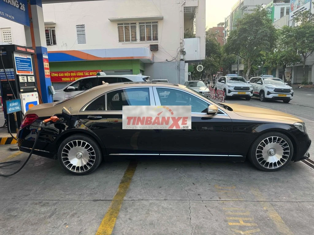 Mercedes-Benz Maybach S-Class Sedan Đen, vàng đồng