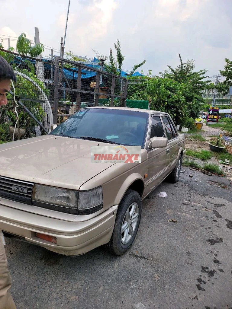 Nissan Bluebird Vàng cát