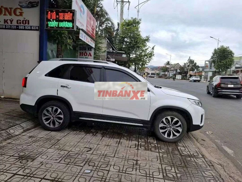 Kia Sorento Bản phun dầu 7 chỗ số tự động Trắng