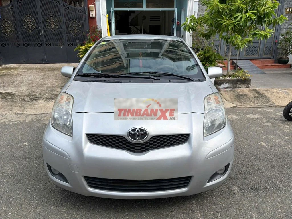 Toyota Yaris Hatchback 2010 Tự động Bạc