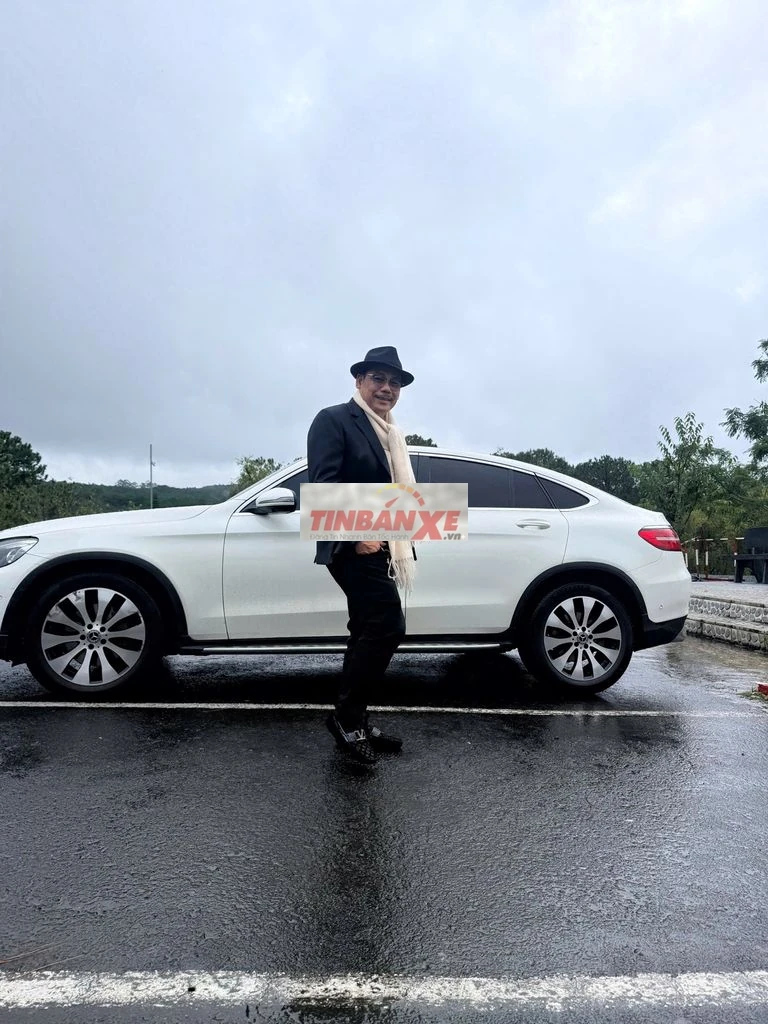 Mercedes-Benz GLC 300 Trắng 5 chỗ