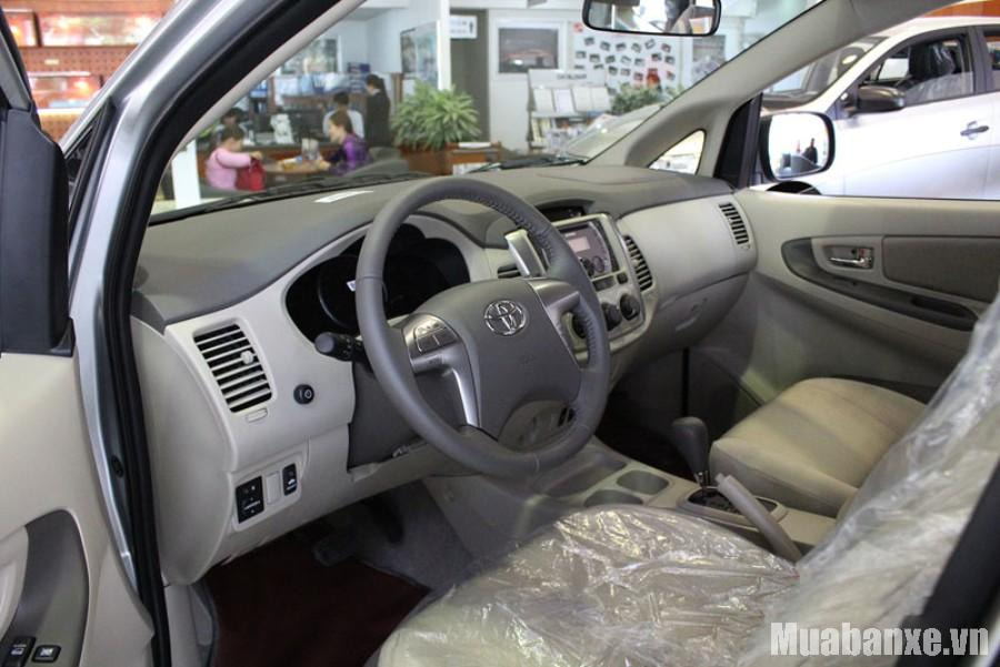 Khoang lái toyota innova 2014